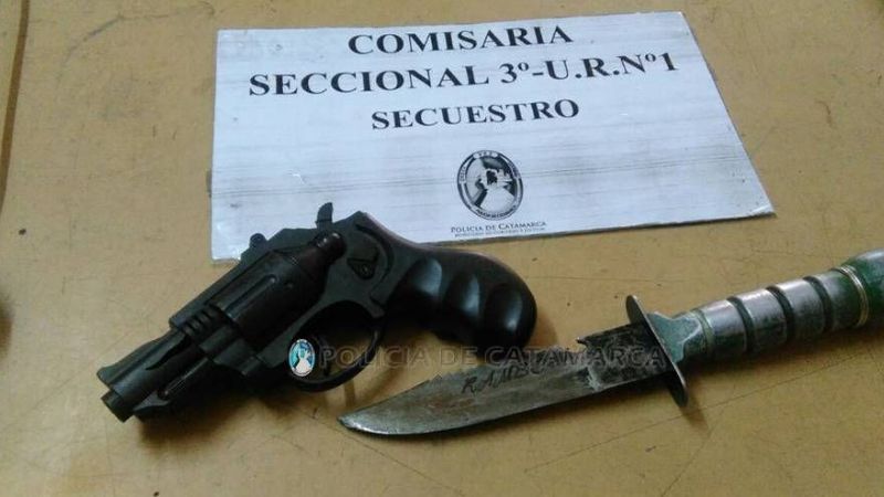 Atraparon a taxista con un arma de caza y una réplica de arma de fuego