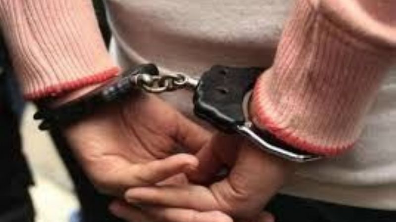 Adolescente agresivo demorado