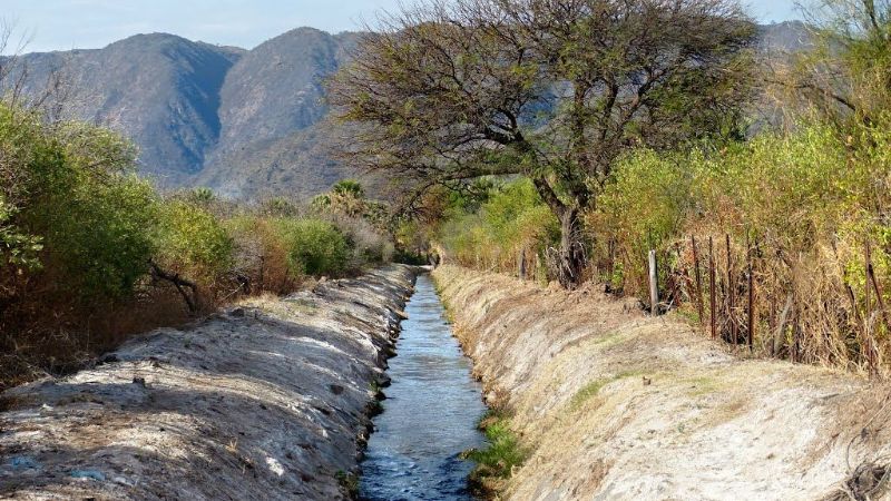 Obras Públicas realiza la limpieza de canales en Andalgalá