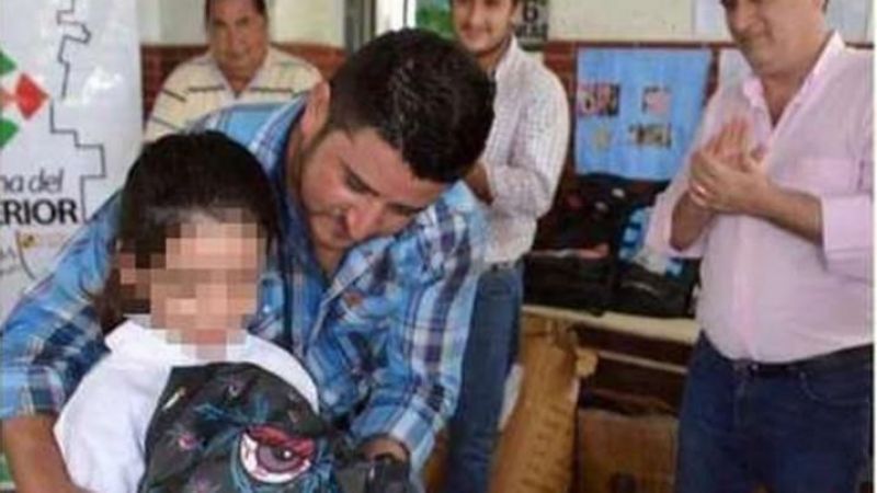 Polémica en Frías por la entrega de mochilas con dibujos de marihuana