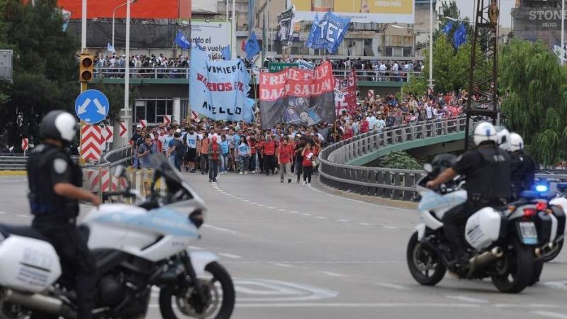 Movimientos sociales levantan la protesta tras negociar con el Gobierno
