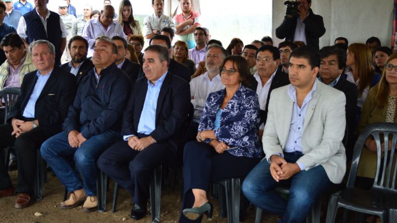 Senadores en la inauguración de la obra de impulsión de agua potable