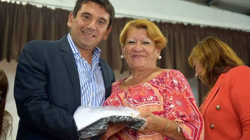 Entregan uniformes de trabajo para empleados administrativos