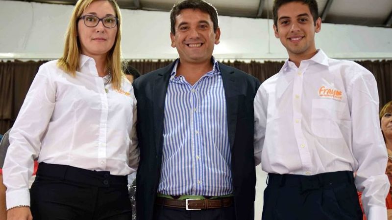 Entregan uniformes de trabajo para empleados administrativos