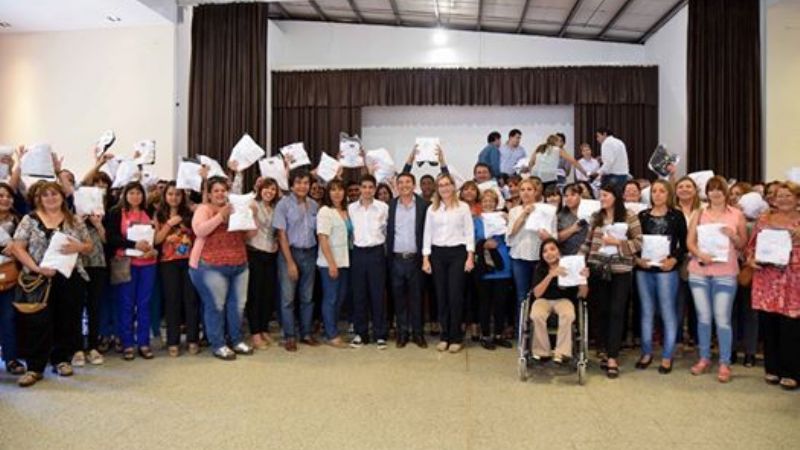 Entregan uniformes de trabajo para empleados administrativos