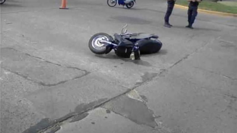 Choque entre una moto y una camioneta