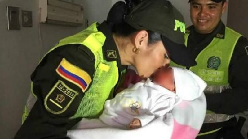 Policías ayudaron a una joven con trabajo de parto