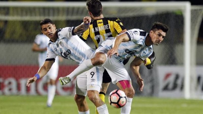 Atl. Tucumán tuvo dos minutos fatales y perdió 2-1 en Montevideo