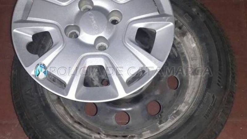 Recuperan la rueda de un auto robada