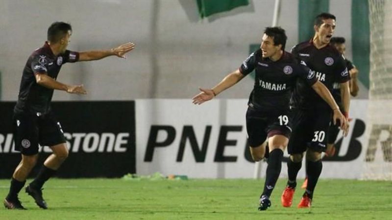 Lanús venció 3-1 a Chapecoense y lidera el Grupo 7