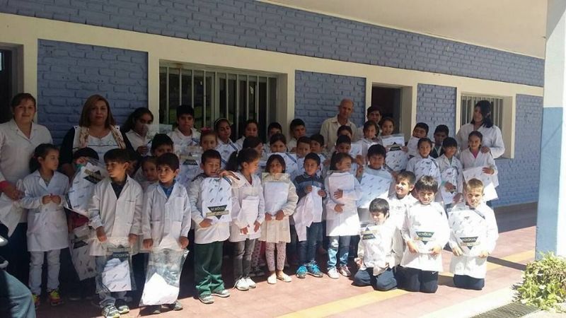 El senador Contreras entregó guardapolvos a escuelas de Ancasti