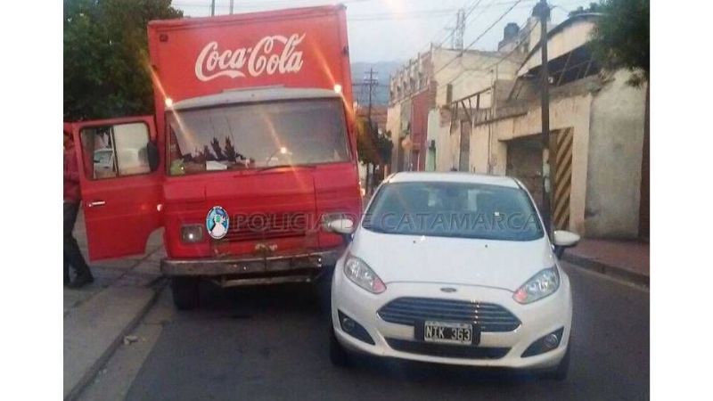 Chocaron un auto y un camión en el centro