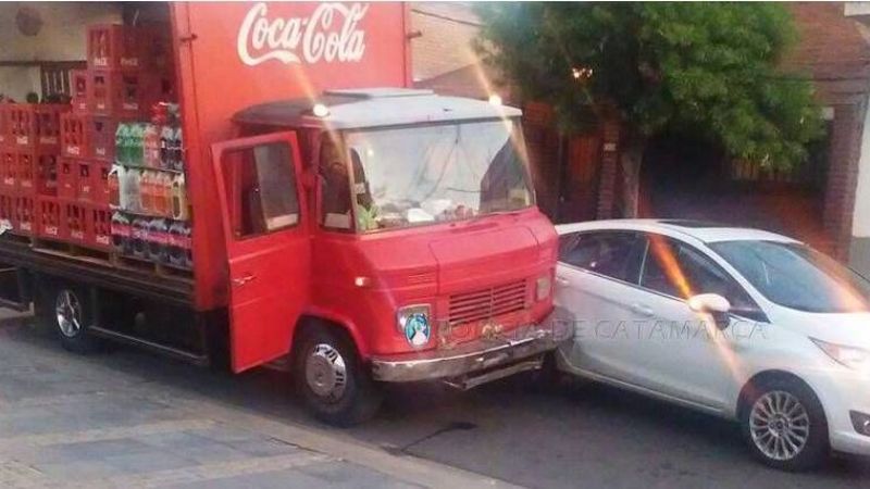 Chocaron un auto y un camión en el centro