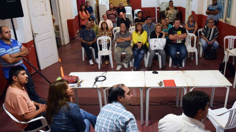 Vecinos mantuvieron reunión informativa por la obra de cloacas en FME