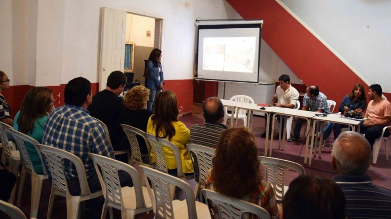 Vecinos mantuvieron reunión informativa por la obra de cloacas en FME