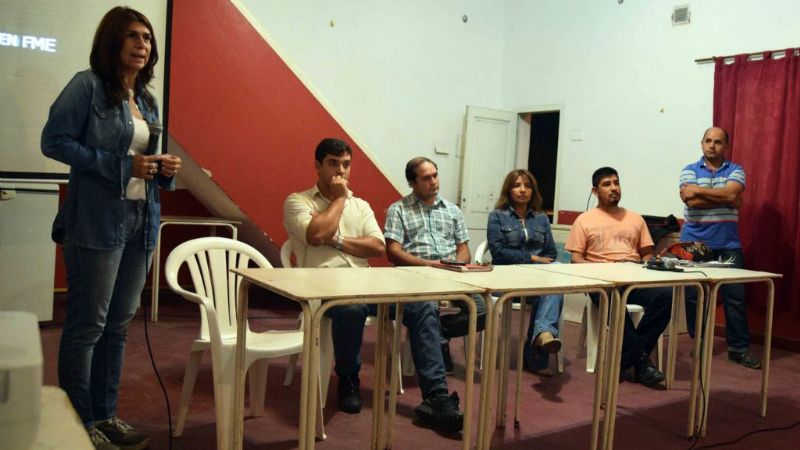 Vecinos mantuvieron reunión informativa por la obra de cloacas en FME