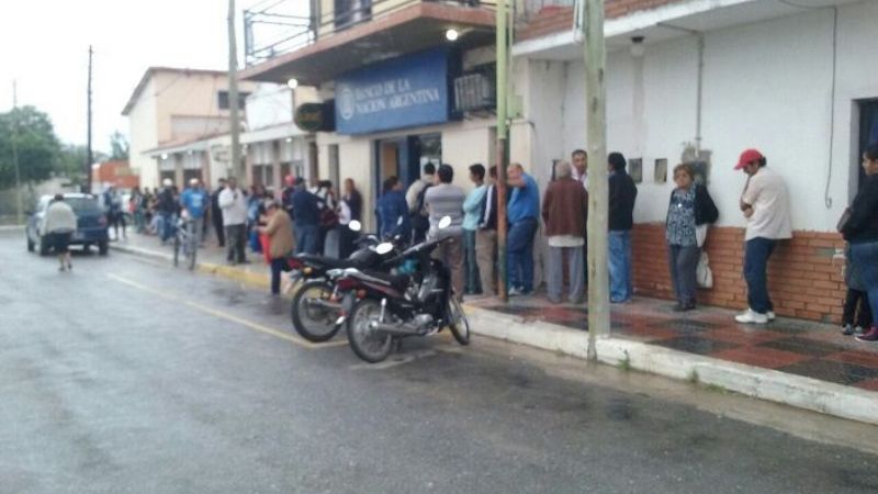 Saujil: malestar por largas filas en el Banco Nación