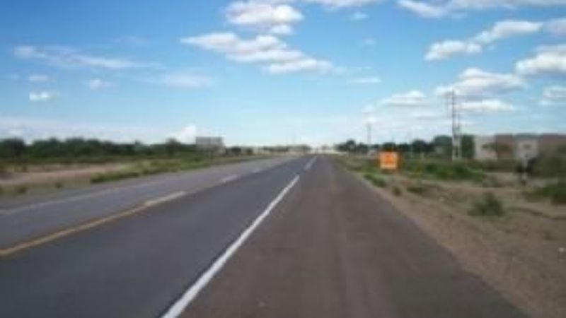 Motociclista perdió el control y terminó fracturado