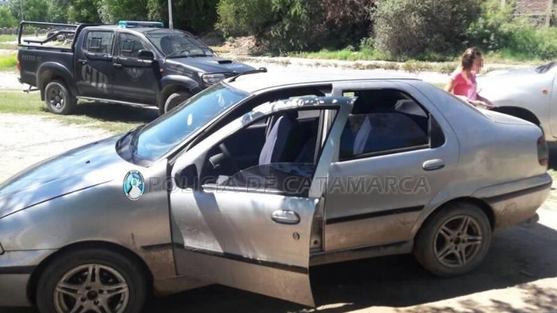 En persecución, dejan abandonado un auto con droga y una niña en su interior
