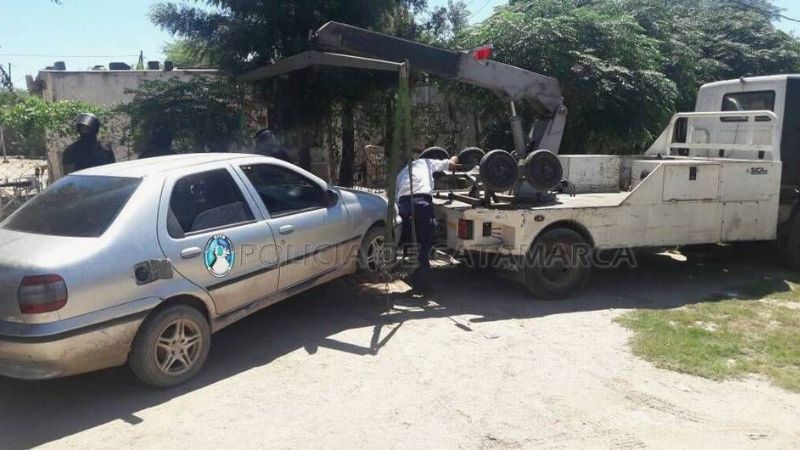 En persecución, dejan abandonado un auto con droga y una niña en su interior