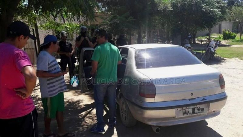 En persecución, dejan abandonado un auto con droga y una niña en su interior