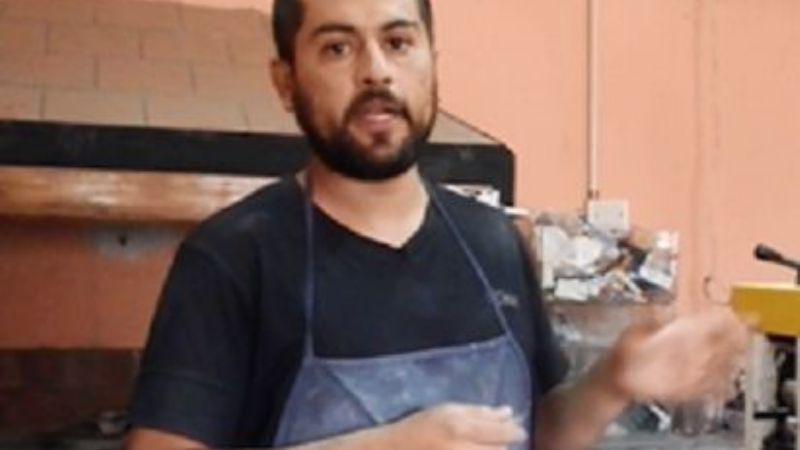 Artesano desplazado “por pensar distinto”