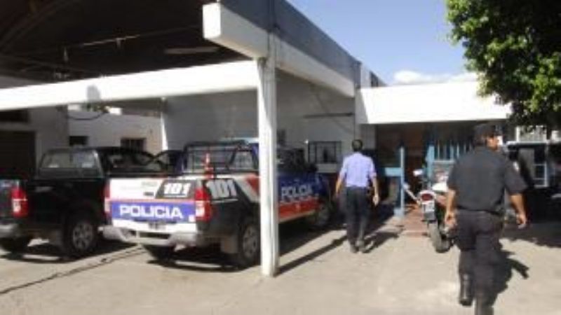 Un móvil policial y un auto resultaron dañados tras un accidente