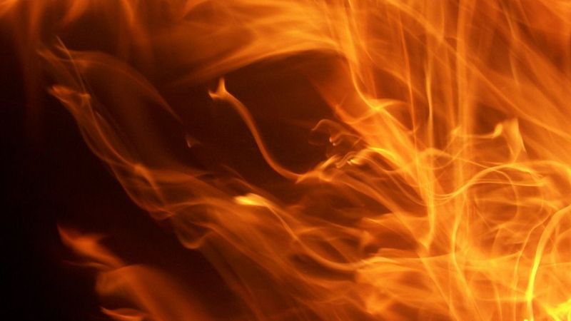 Bomberos apagaron las llamas que consumía un auto