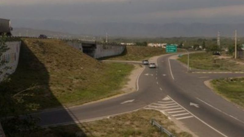 Motociclista chocó contra un cartel de señalización