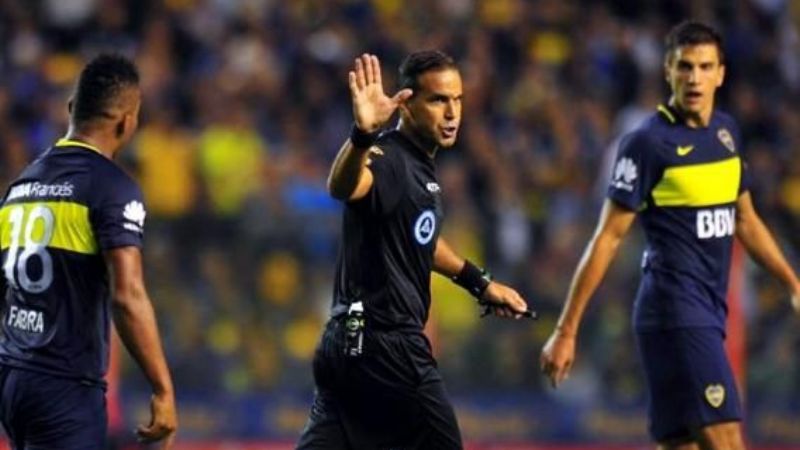 El referí Penel aceptó su error y admitió el penal de Komar