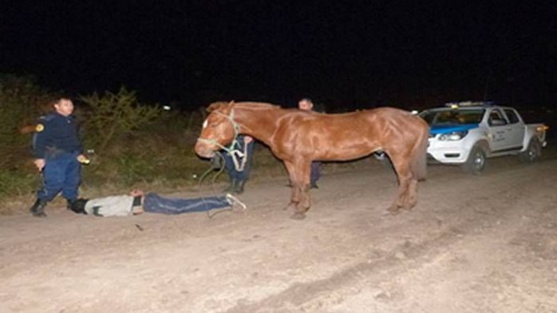Se cayó del caballo y se fracturó una pierna