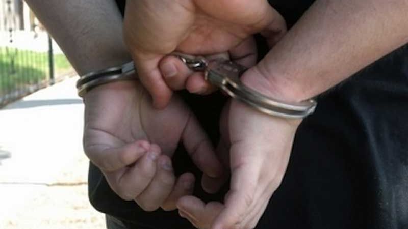 Arrestan a un joven y secuestran una moto en el norte de la Capital