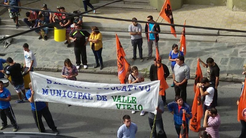 Docentes se movilizan