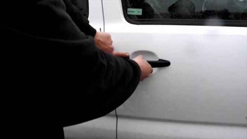 Lo sorprendieron intentando abrir un auto