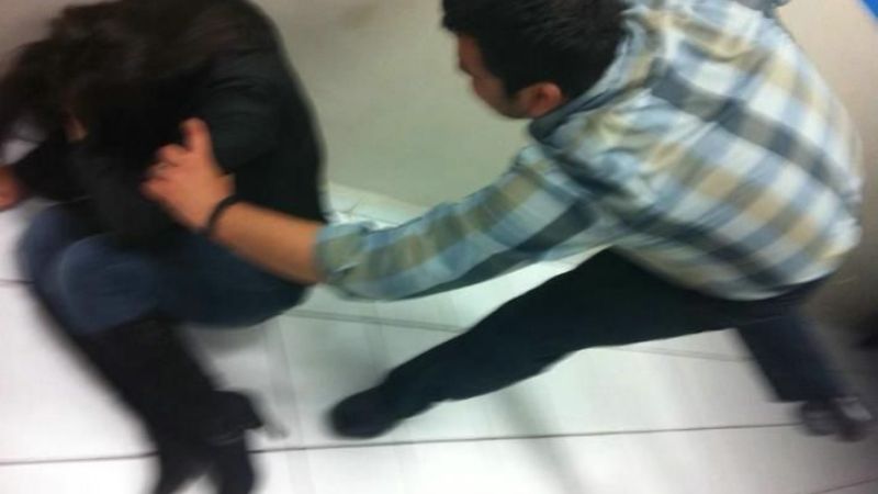 Aprehenden a un joven golpear a su madre