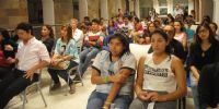 ESTUDIANTES de la Residencia Universitaria durante la exhibición de Verdades Verdaderas.