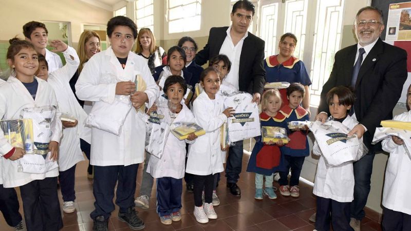 Senadores entregaron guardapolvos y kits escolares en La Bajada