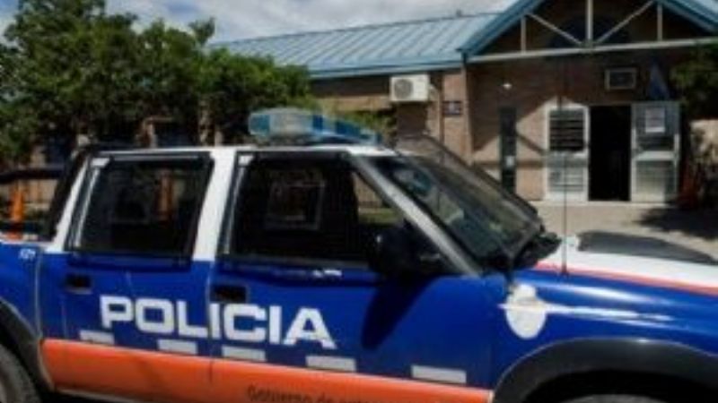 Dos jóvenes agredieron a un hombre y escaparon en motos