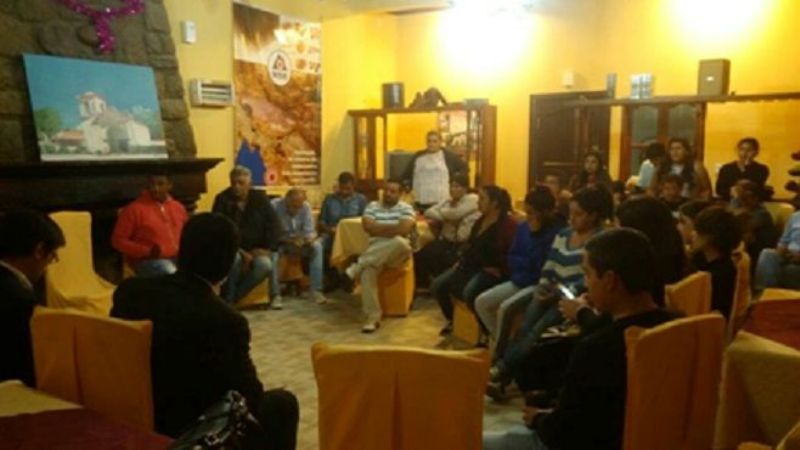 Enojo por reunión informal