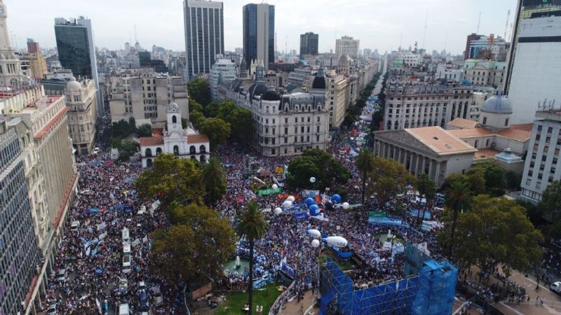 Masiva marcha docente: "Este Gobierno va por la escuela pública"