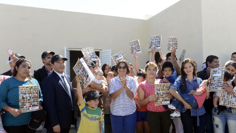 Lucía entregó soluciones habitacionales a otras 18 familias