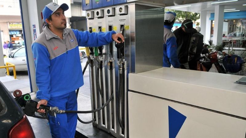 Estaciones de servicio evalúan cobrar un plus por cada litro de nafta