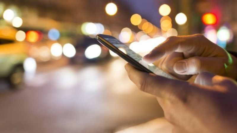 Descubrieron a un pedófilo que olvidó su celular en un taxi