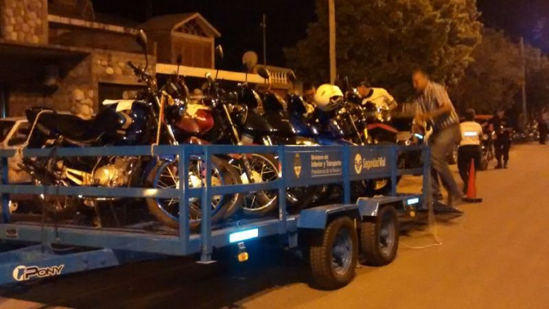 Secuestran vehículos, arrestan a 33 personas y demoran a 9 menores