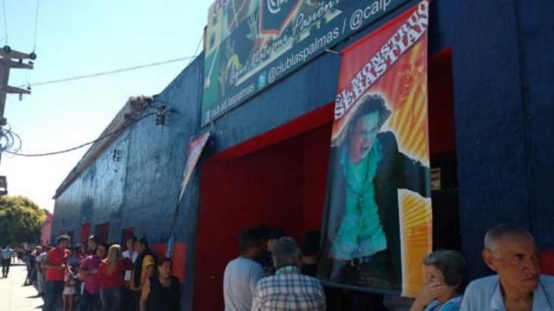 Fans y amigos brindan el último adiós a Sebastián