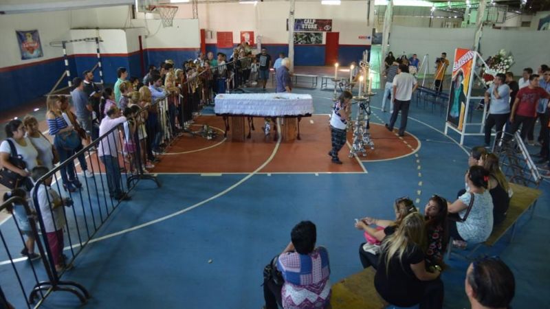 Fans y amigos brindan el último adiós a Sebastián