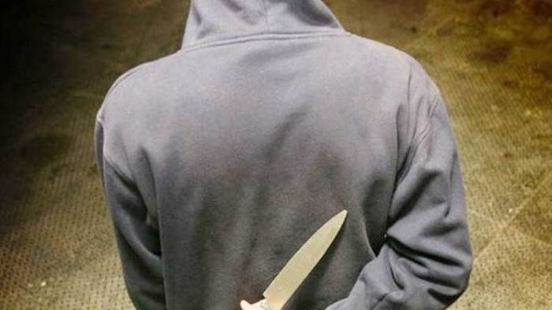 Ataque de furia de un joven que dañó autos y amenazó con suicidarse