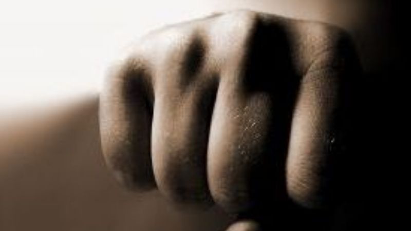 Joven aprehendido por golpear a otro