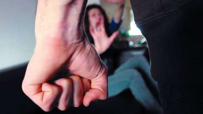 Hombre golpeó a su pareja y su hija