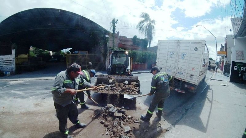 Construcción y refacción de veredas en calle Salta